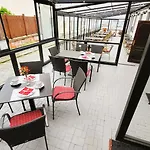 Отель Nelly Kellys Трутнов
